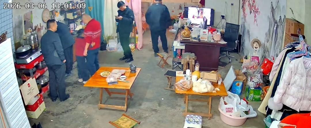 乐鱼体育官方网站-没出正月就理发,舅舅暴怒狠踹6岁外甥,妈妈给舅舅赔罪发红包!