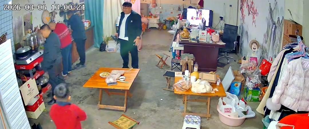 乐鱼体育官方网站-没出正月就理发,舅舅暴怒狠踹6岁外甥,妈妈给舅舅赔罪发红包!