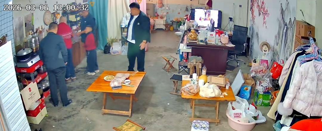 乐鱼体育官方网站-没出正月就理发,舅舅暴怒狠踹6岁外甥,妈妈给舅舅赔罪发红包!