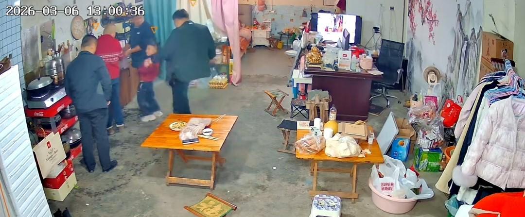 乐鱼体育官方网站-没出正月就理发,舅舅暴怒狠踹6岁外甥,妈妈给舅舅赔罪发红包!